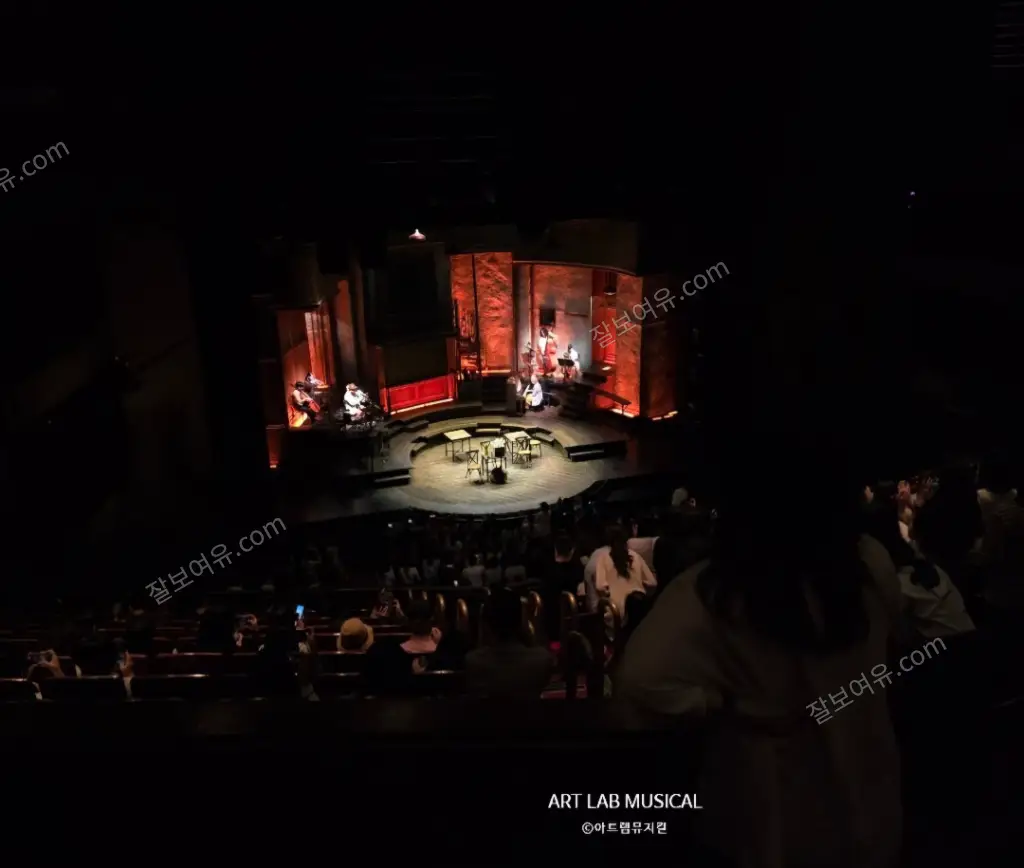 샤롯데씨어터 2층 A구역 10열 12번 시야 사진
