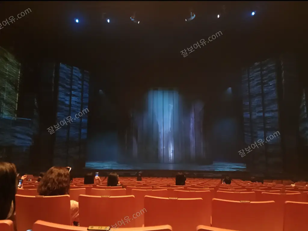 충무아트센터 대극장 1층 B구역 14열 9번 시야 사진