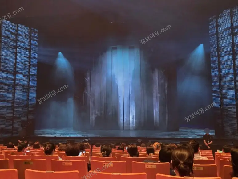 충무아트센터 대극장 1층 B구역 12열 13번 시야 사진