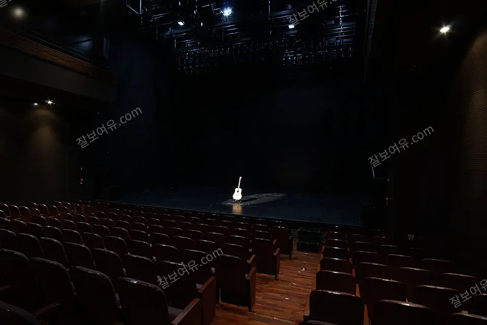 예스24스테이지 1관 1층 J열 17번 시야 사진