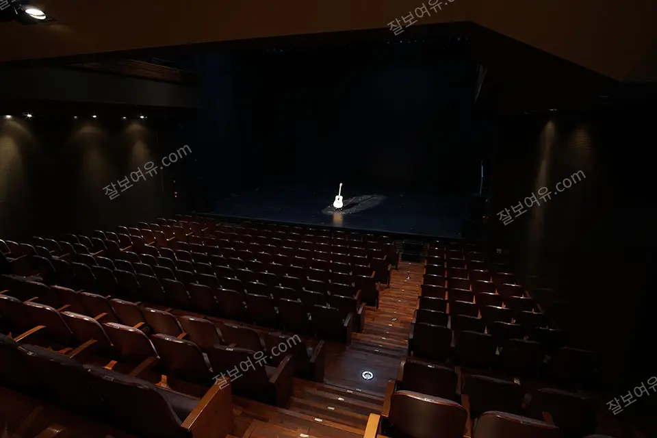 예스24스테이지 1관 1층 N열 19번 시야 사진