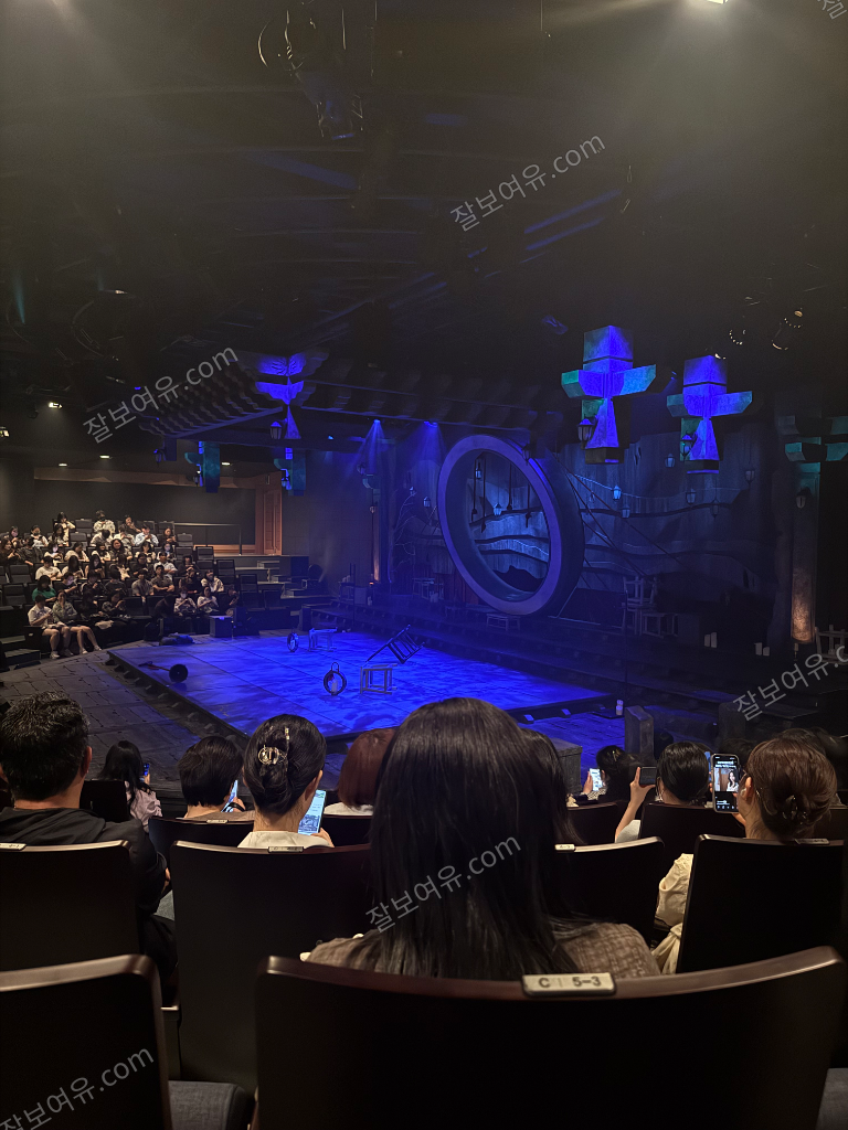 충무아트센터 중극장 블랙 1층 C구역 6열 3번 시야 사진